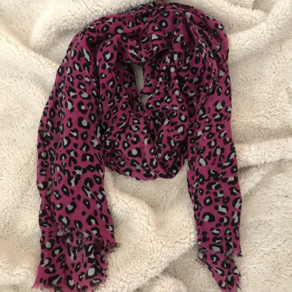 Echo leopard scarf